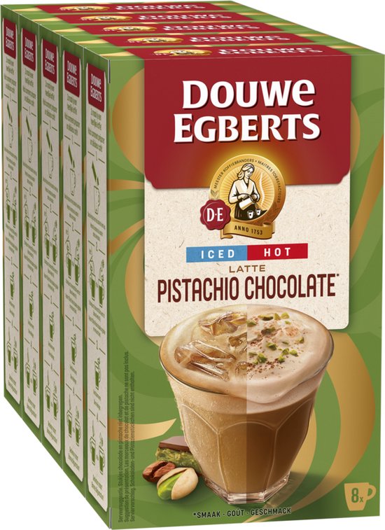 Doos met 5 pakken Douwe Egberts Latte Pistachio Chocolate met een glas iced en hot koffie.