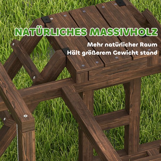 Gedetailleerde opname van de houten constructie en het platform van de kippenspeeltuin.
