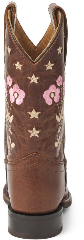 Achterkant van een bruine leren cowboylaars met roze geborduurde bloemen, beige sterren en een lage hak.