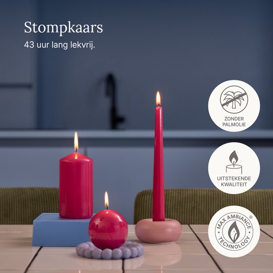 Set van twee fuchsia roze stompkaarsen op een tafel.