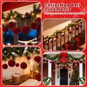 Kerstdecoraties met bourgondische fluwelen kerstballen in verschillende instellingen, waaronder een schoorsteenmantel, een trap, een tafel en een voordeur, met kransen en slingers.