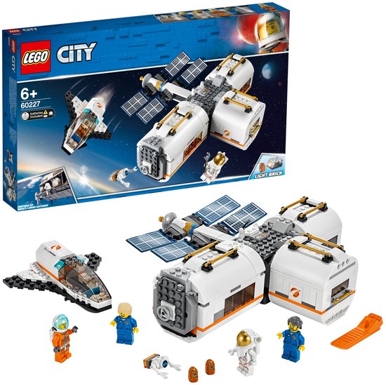 LEGO City Lunar Space Station 60227 set met ruimtestation, shuttle, astronauten en accessoires.