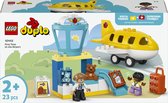 LEGO DUPLO Vliegveld set met geel vliegtuig, blauw-gele toren, poppetjes, teddybeer en bagage.