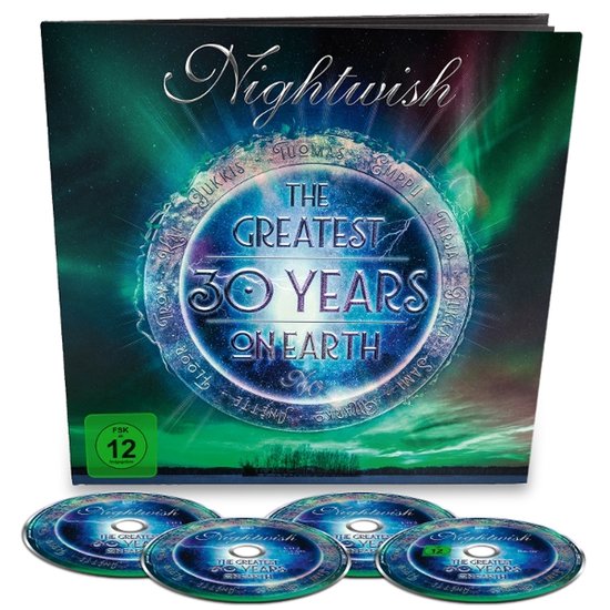 Nightwish - The Greatest 30 Years On Earth. De cover toont een aurora borealis boven een bos, met de titel in het midden. Vier cd's liggen ervoor.