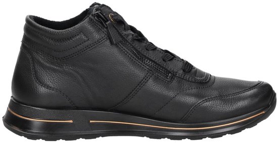 Zwarte halfhoge veterschoen met rits en gouden accenten.