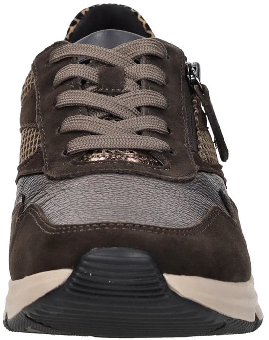 Voorkant van een donkerbruine Gabor sneaker met rits, luipaardprint detail en beige zool.