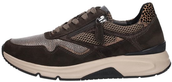 Zijkant van een donkerbruine Gabor sneaker met rits, luipaardprint detail en beige zool.