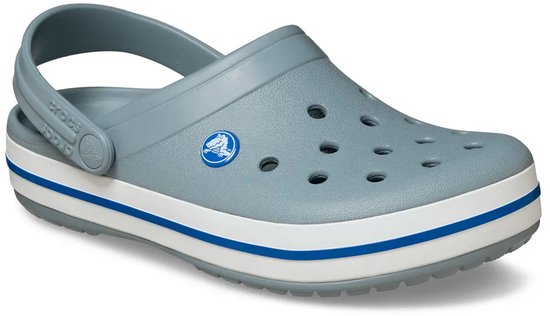 Grijze Croc met witte en blauwe strepen. Draagband aan de achterkant.