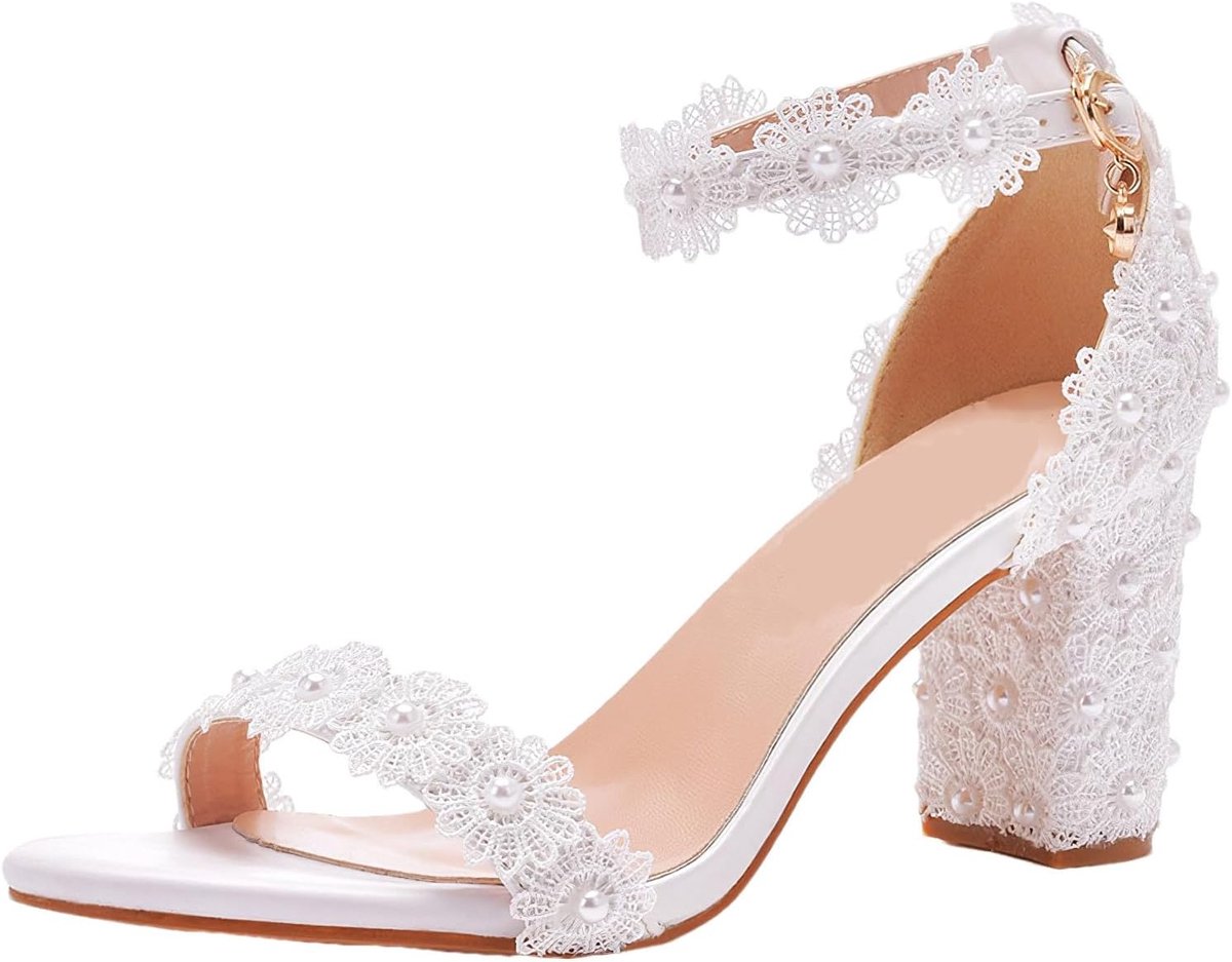 Elegante blokhak enkelriempjessandalen bloemen kant parels witte bruidsschoenen