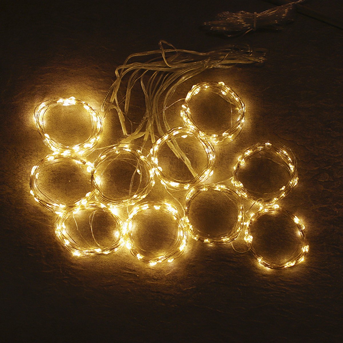 LED-gordijnverlichting – 3 x 3 m, 300 LED's (10 strengen met haken); voeding via USB; inclusief afstandsbediening; geschikt voor feestelijke decoratie en binnenverlichting; zorgt voor hoogwaardige, sfeervolle verlichting – Gekleurd licht — cadeau in Wonen & Interieur - foto 4