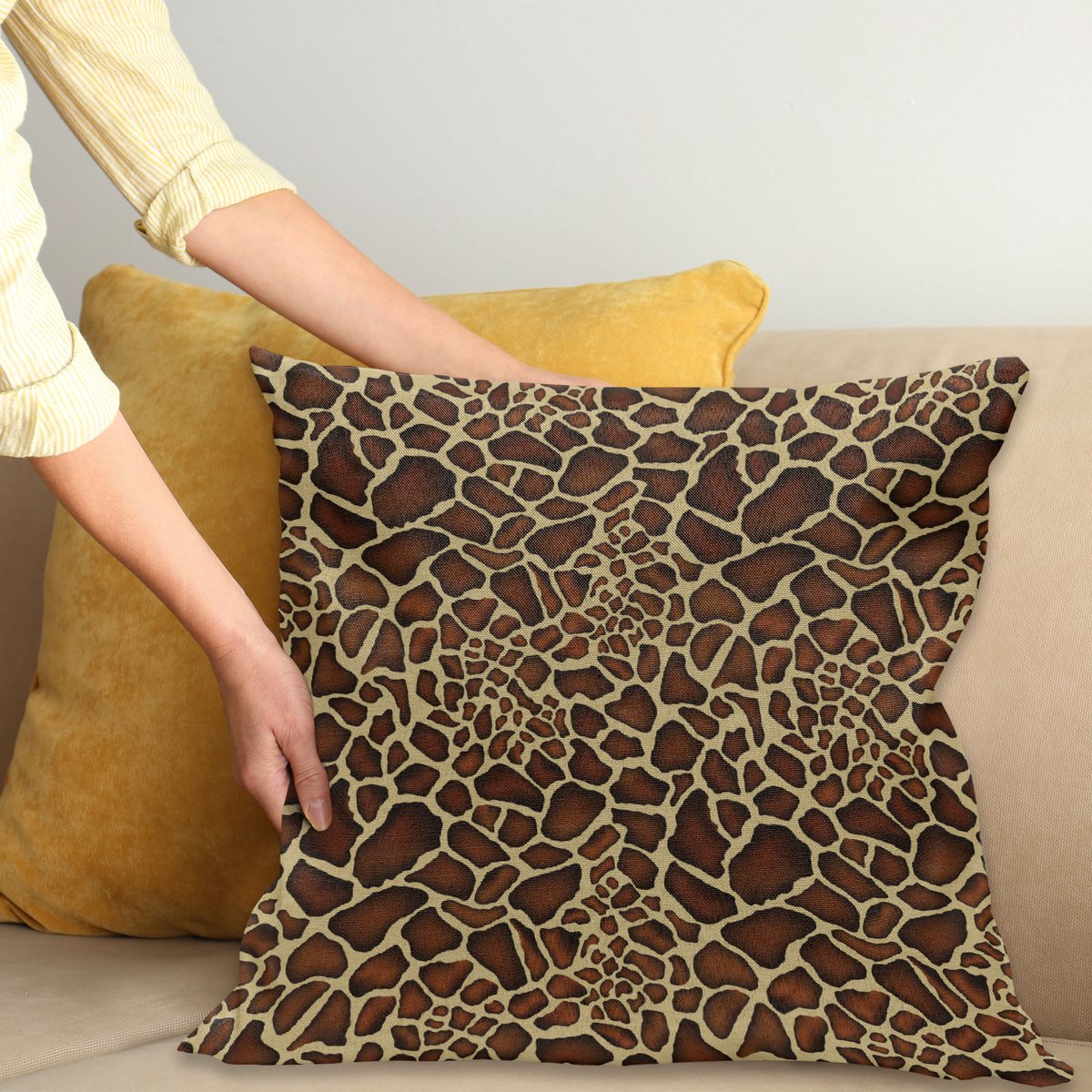 ABAKUHAUS Zambia Sierkussenhoes, Giraffe Skin Patroon Wilde Dieren Symbolic Zoo Hippie Stijl Afbeelding, Decoratieve Vierkante Sierkussenhoes, 65 x 65 cm, Redwood Licht Geel