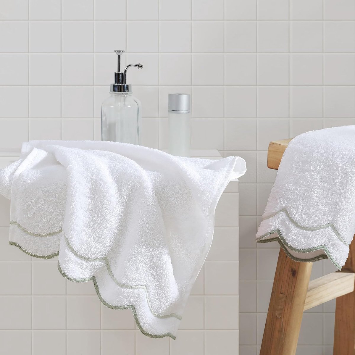 Home 100% katoenen handdoek voor badkamer, geborduurd, zacht en absorberend, 500 g/m², 1 stuk, 40,6 x 68,6 cm, wit met salie sint-jakobsschelp