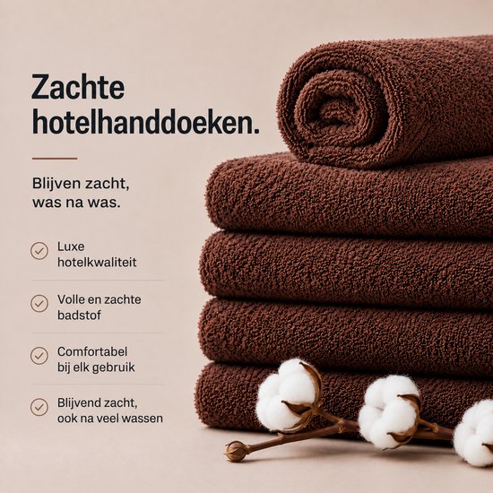 Stapel zachte, bruine hotelhanddoeken met katoenbloemen. Kwaliteitskenmerken vermeld: zacht en duurzaam.