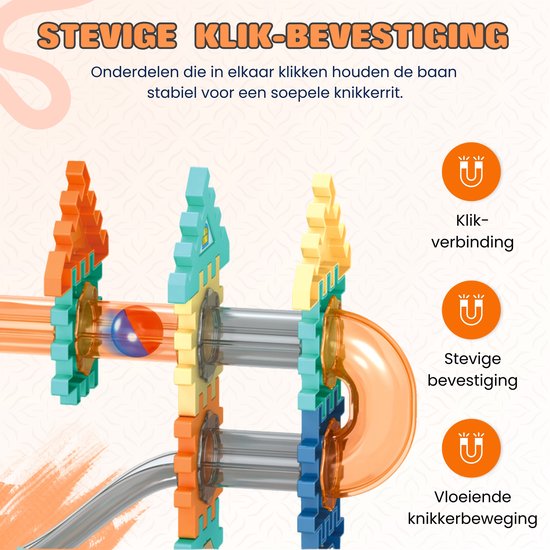Close-up van een stabiele knikkerbaan met transparante buizen en oranje, blauwe en beige bouwstenen.