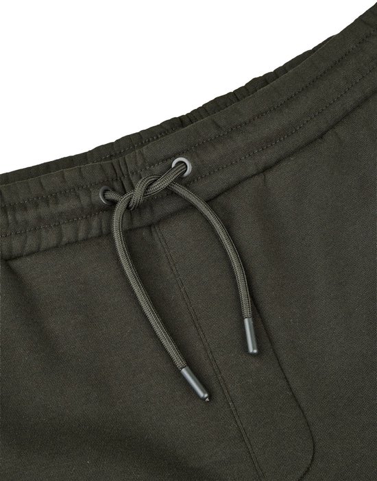 Detail van de elastische tailleband van een olijfgroene joggingbroek met bijpassend trekkoord.