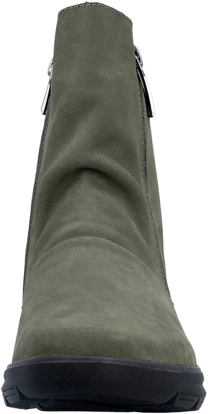 Vooraanzicht van een olijfgroene suède enkellaars met ritsdetails en zwarte zool.
