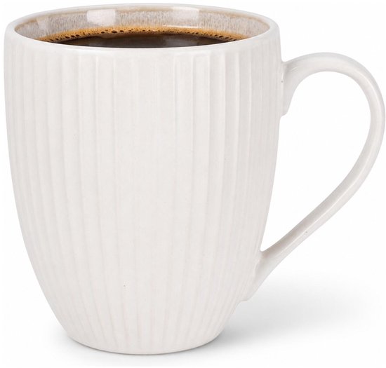 Witte keramieken koffiemok met verticale ribbels en een bruine rand aan de binnenkant, gevuld met zwarte koffie.