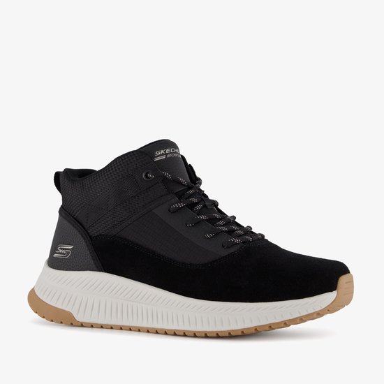 Schuin vooraanzicht van een zwarte sneaker met veters, 'SKECHERS BOBS' label en een rubberen buitenzool.