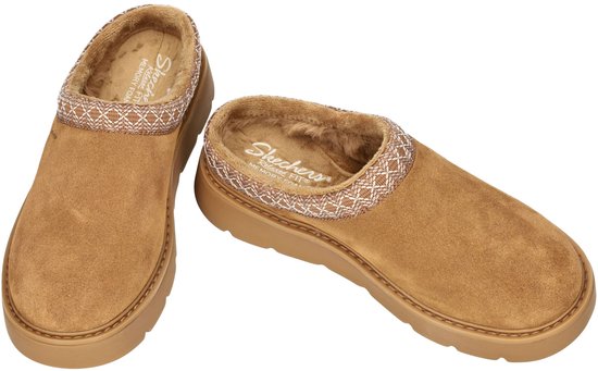 Paar bruine Skechers instappantoffels van suède met voering van imitatiebont en opvallende geweven kraag.