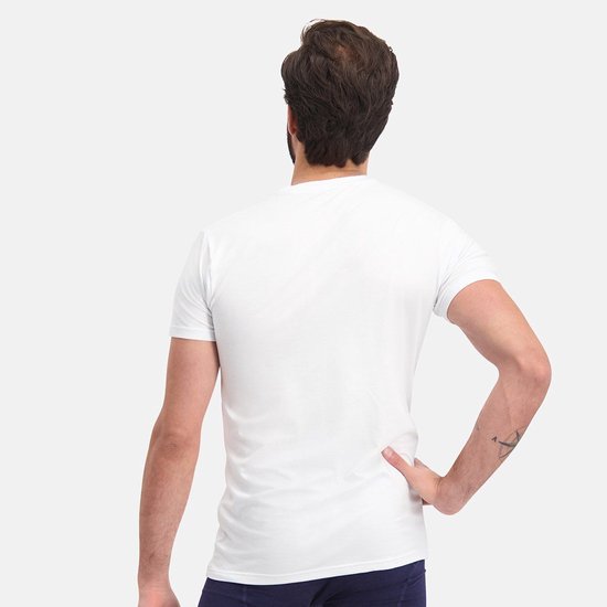 Achterkant van man met wit T-shirt met ronde hals.