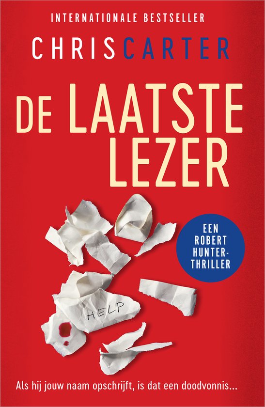 Boekomslag De Laatste Lezer van Chris Carter. Rode achtergrond met gescheurde papiertjes en woord HELP met bloedvlek.