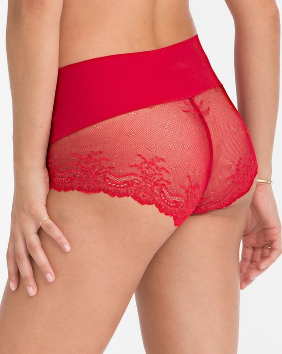 Rode slip met hoge taille en kanten achterkant met bloemendetail.
