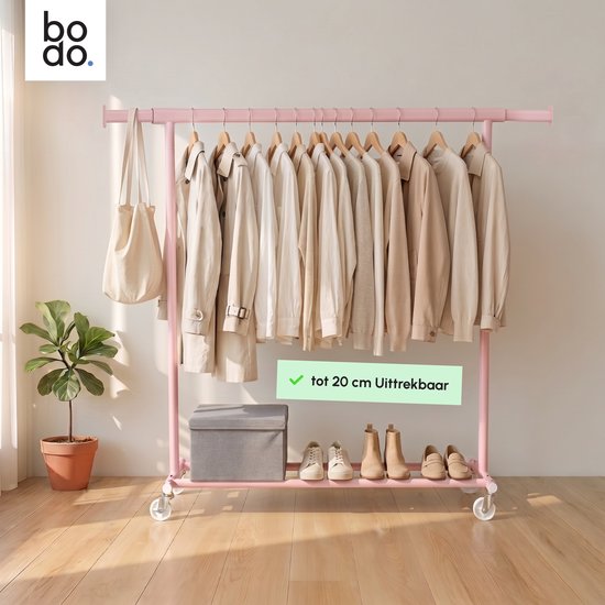 Roze kledingrek met beige kleding, tas, grijze opbergdoos en schoenen. Tekst: 'tot 20 cm Uittrekbaar'.