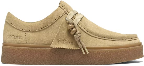 Zijaanzicht van beige Clarks Boxbee Walla suède schoen met 'Clarks Originals' logo en decoratieve kraalversiering.