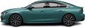 Zijprofiel van een turquoise Peugeot 508 berline met donkere velgen op een zwarte achtergrond.