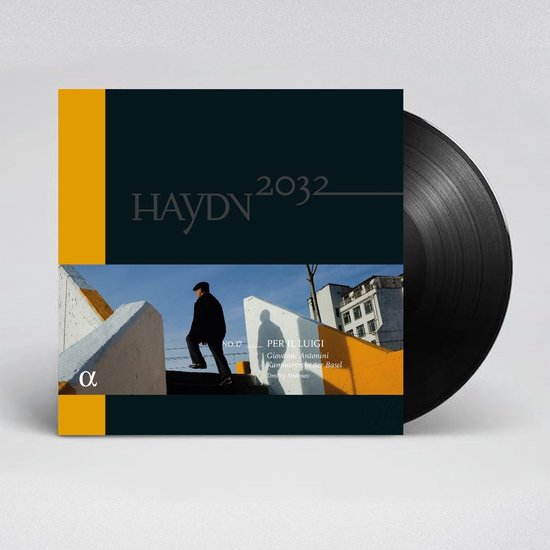 Vinylhoes met foto van man die trap oploopt, met oranje zijbalk en Haydn 2032 No. 17 Per Il Luigi tekst.