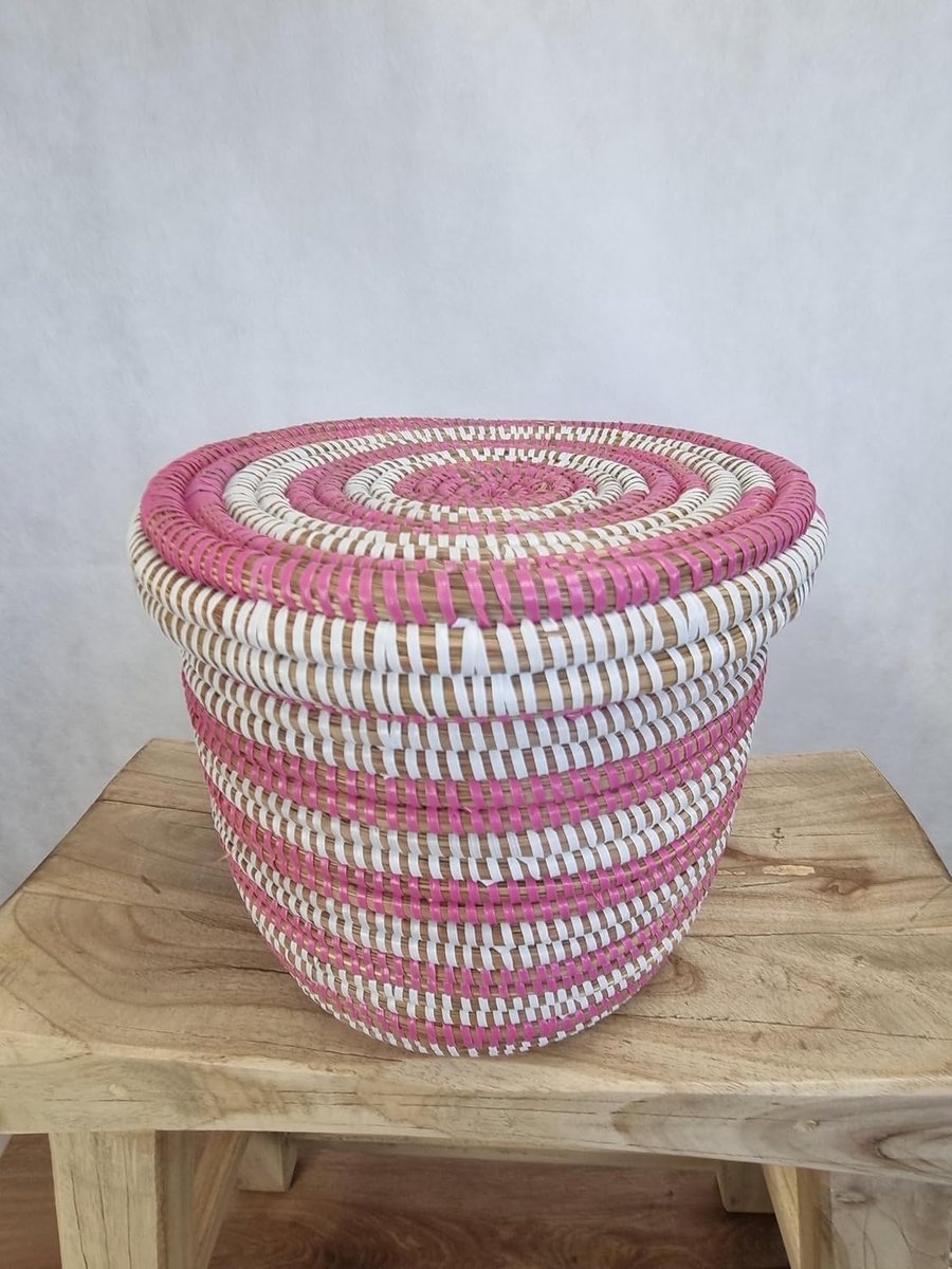 zeegras opbergmand met platte deksel handgemaakt in Senegal (roze)
