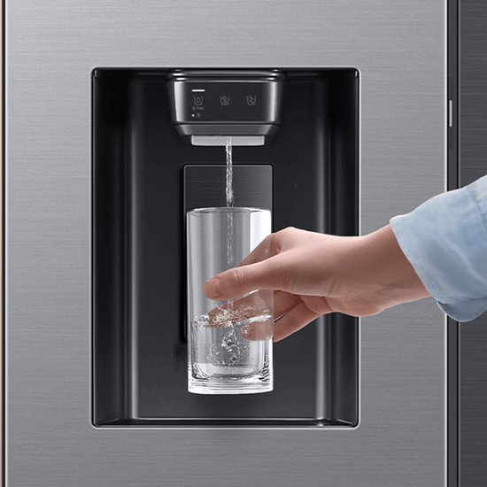Close-up van een hand die een glas vult met water uit de Samsung koelkastdispenser.