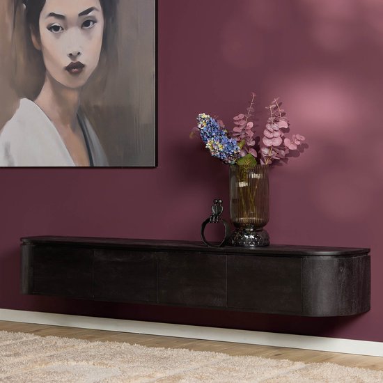 Hangend zwart houten meubel voor aan de wand, gemonteerd tegen een dieprode muur met kunstwerk.