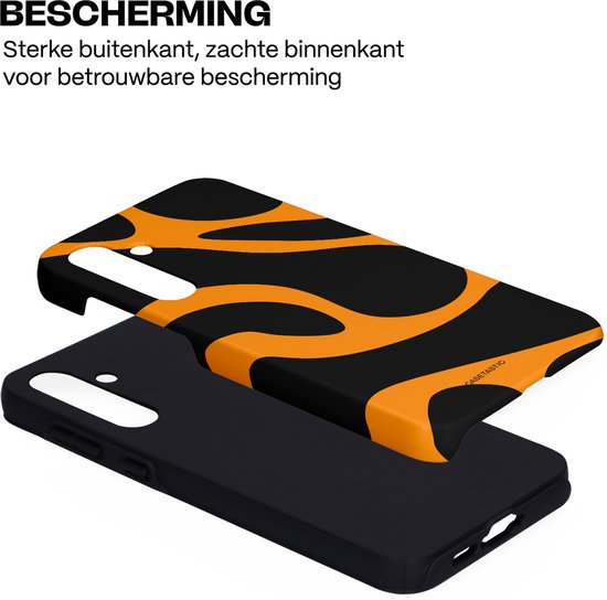 Zwarte telefoonhoes met opvallende oranje strepen, toont de buitenkant en de zachte binnenkant.