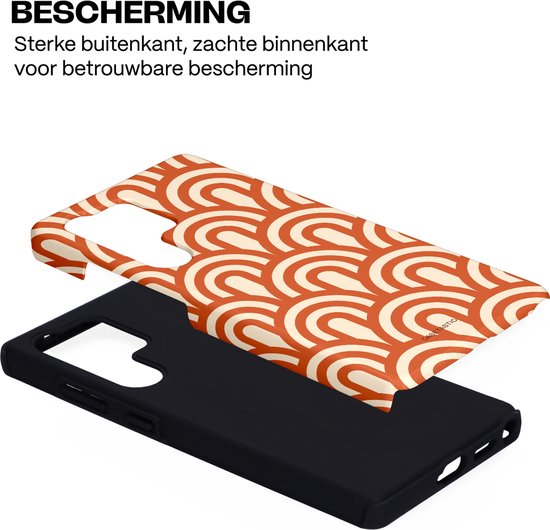 Twee-laags telefoonhoesje: een zwart, zacht binnenhoesje en een oranje en crème gekleurd buitenhoesje met gebogen lijnpatroon.
