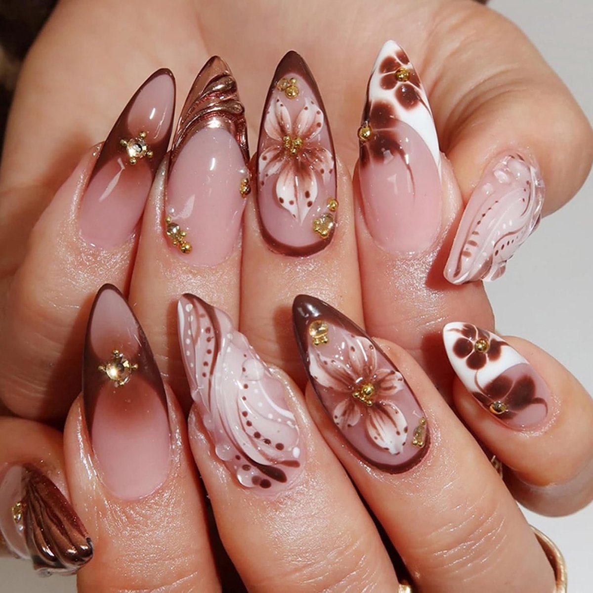 24 stuks lange nageltips, amandel, kleurverloop, kunstnagels met 3D-bloemen en gouden kralen, bruin acryl, volledige dekking, glanzend, voor vrouwen en meisjes