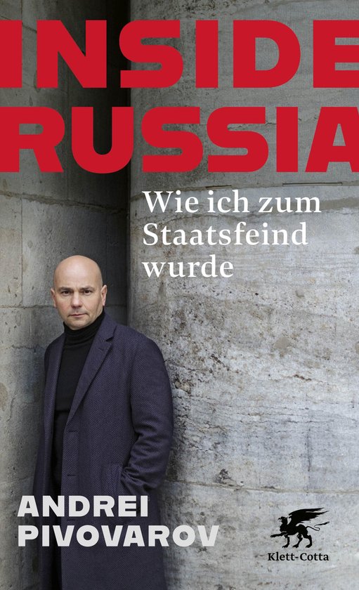 Boekomslag: Andrei Pivovarov in een donker coltrui en jas voor een stenen muur, met de titel 'Inside Russia'.