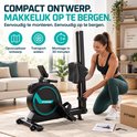 Vrouw demonteert een zwarte en turquoise roeitrainer in een woonkamer, 'Compact ontwerp' staat op een inzetstuk.