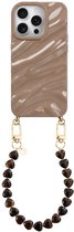 xoxo Wildhearts Taupe Glaze telefoonhoesje met koord - geschikt voor iPhone 13 Pro - Sweetheart Brown - Dream hoesje met telefoonkoord - Glimmende silicone case met plooien - Korte hartjes ketting met gouden details - Beige