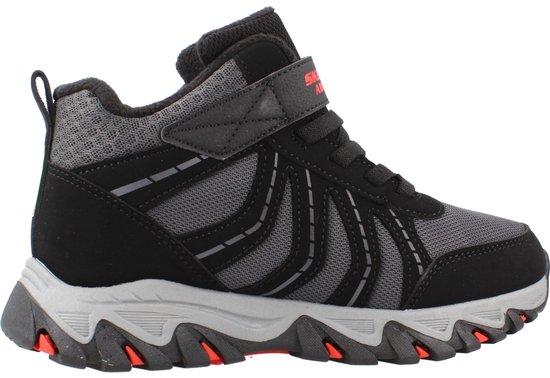 Zijkant van zwarte Skechers Rugged Ranger sneaker met grijze mesh, klittenband en robuuste zool.