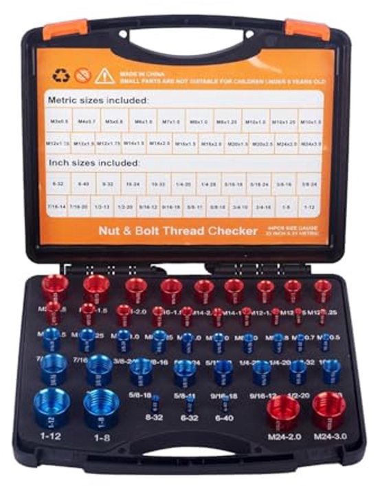 Een open zwarte koffer met een set van 44 matrijzen en doppen met schroefdraad, rood en blauw. Metrische en inch-maten worden weergegeven.
