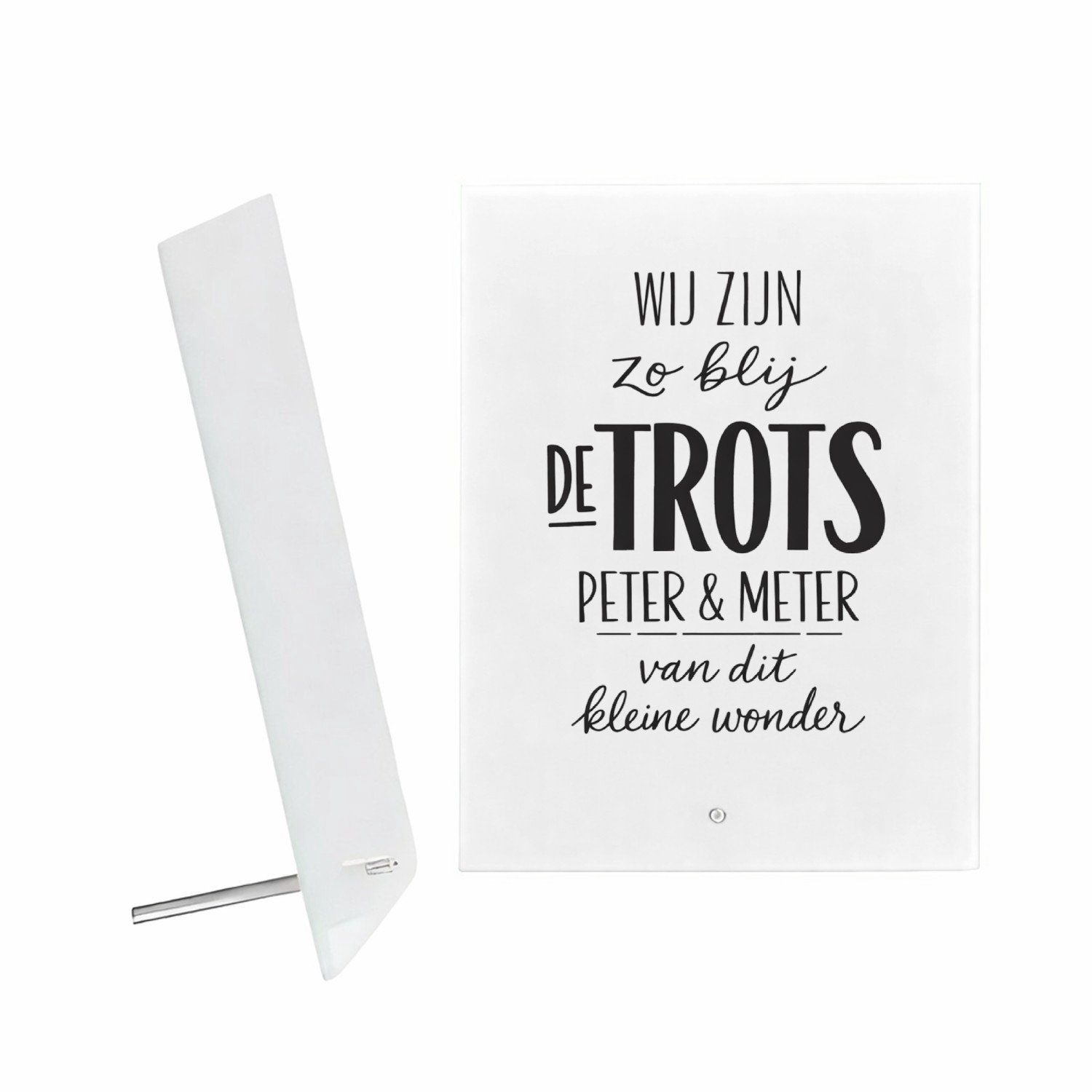 Mr Cadeautjes Glazen fotopaneel Een minimalistisch babycadeau met speelse typografie en een - 15 x 20 cm, staand - glas, decoratie, wanddecoratie | cadeau Wit