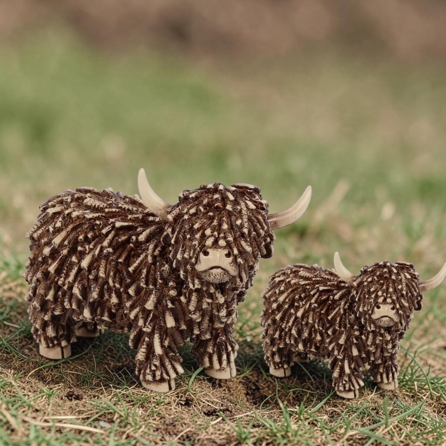 Countryfield Schotse Hooglander Dorkas Set van 2 – Highland Cow Beelden 13 & 17 cm – Koeienbeelden – Polystone – Bruin – Landelijke Woondecoratie – Cadeau voor Koeienliefhebber