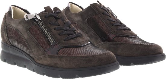 Bruine veterschoenen van suède met ritssluiting, textuurdetails en een zwarte dikke zool.