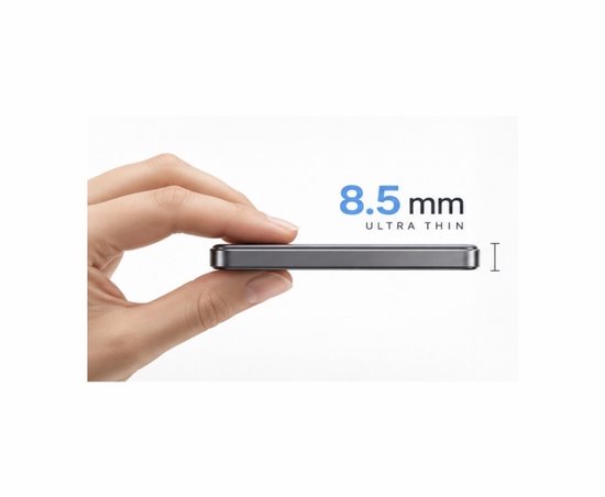 Hand houdt grijze Trusmi powerbank vast, 8,5 mm ultradun ontwerp.