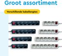 Verschillende zwarte en witte stekkerdozen met 5 tot 8 stopcontacten.