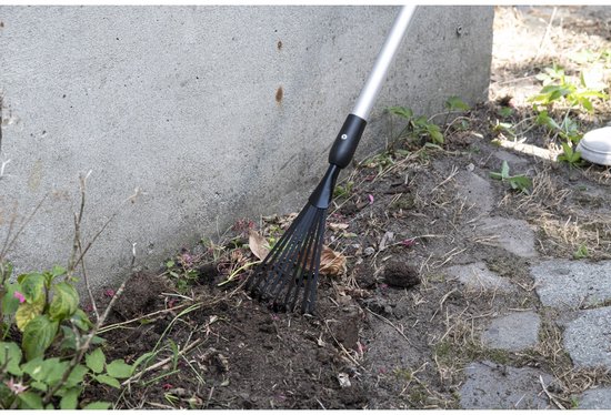 BLACK+DECKER Hark - Telescopische Tuinhark - Uitschuifbare Steel van 78 tot 111 CM - Bladhark - Tuingereedschap Aluminium Steel en Koolstofstalen Kop - Roestvrij - Zilver/Zwart van BLACK+DECKER — afbeelding 5
