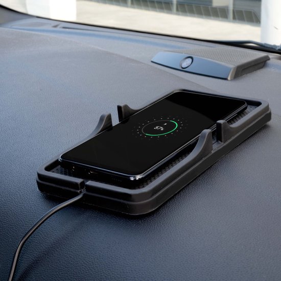 Zwarte telefoon met 57% batterij op een draadloze oplader in een auto.