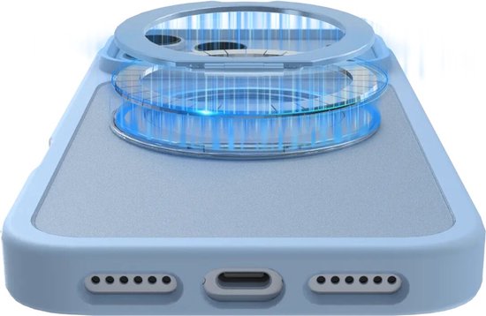 Lichtblauwe telefoonhoes met een mat uiterlijk. Een ringvormige MagSafe-oplader wordt eronder getoond met blauwe magnetische lijnen.