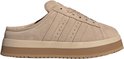 Beige adidas Campus instappers van suède met een dikke platformzool en kenmerkende drie strepen.